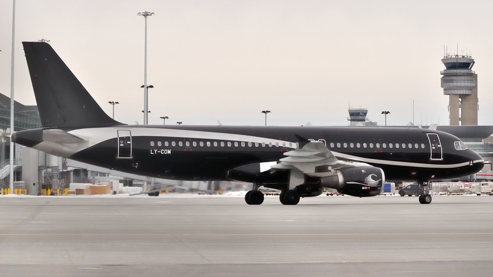 LY-COM · Airbus A320-212 · (YUL / CYUL)