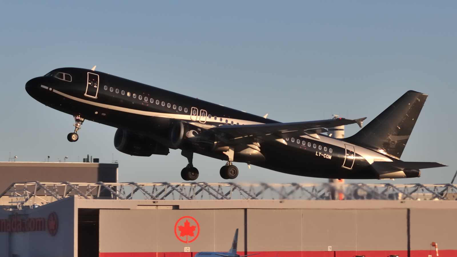 LY-COM · Airbus A320-212 · (YUL / CYUL)