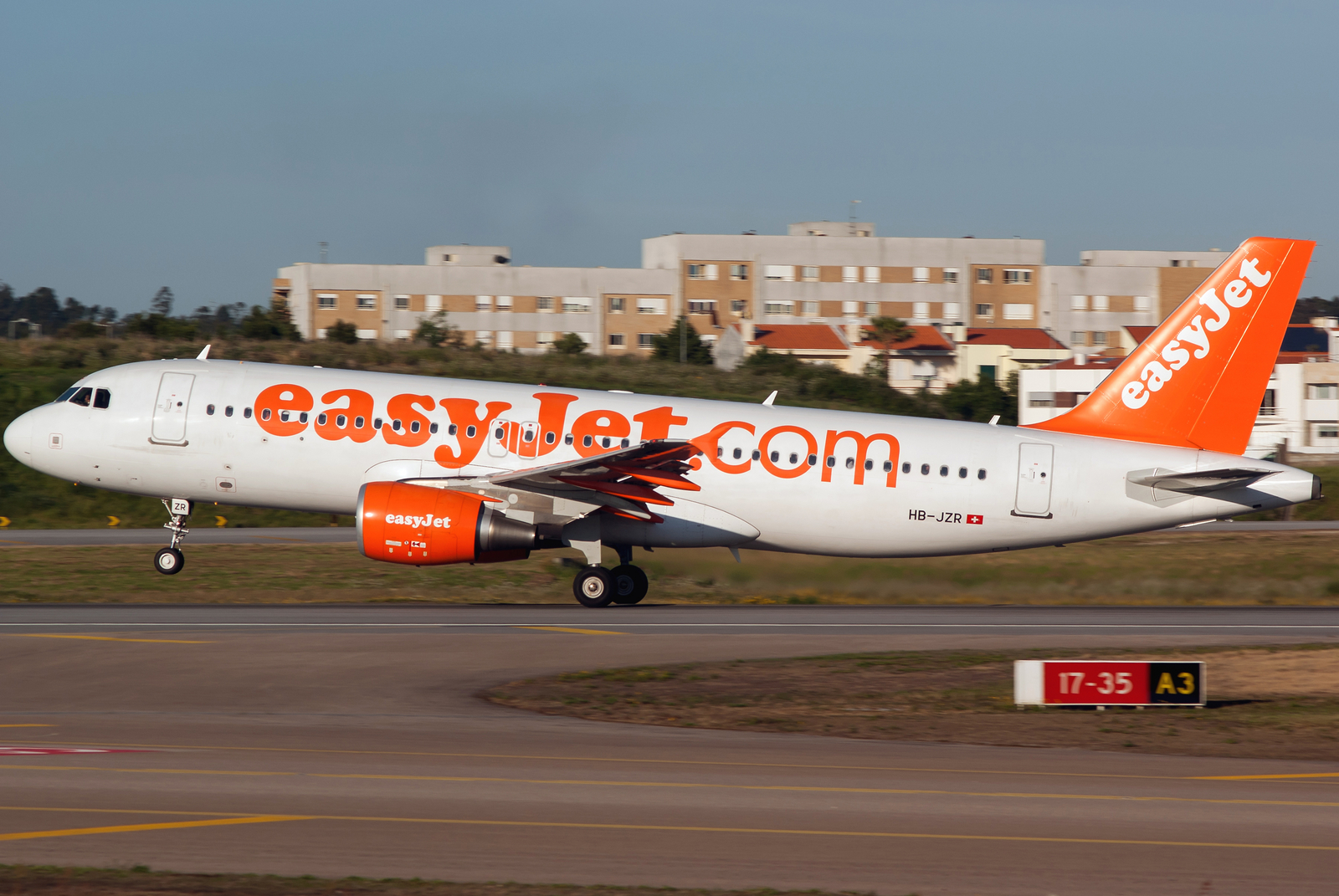 HB-JZR · Airbus A320-214 · (OPO / LPPR)