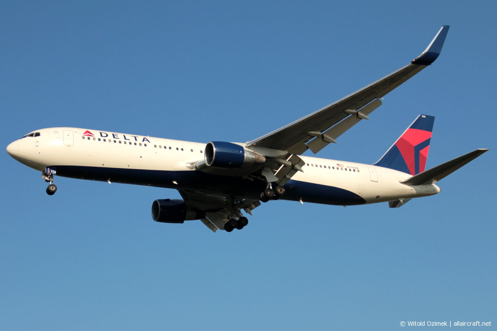 N174DN · Boeing 767-332/ER · (FCO / LIRF)