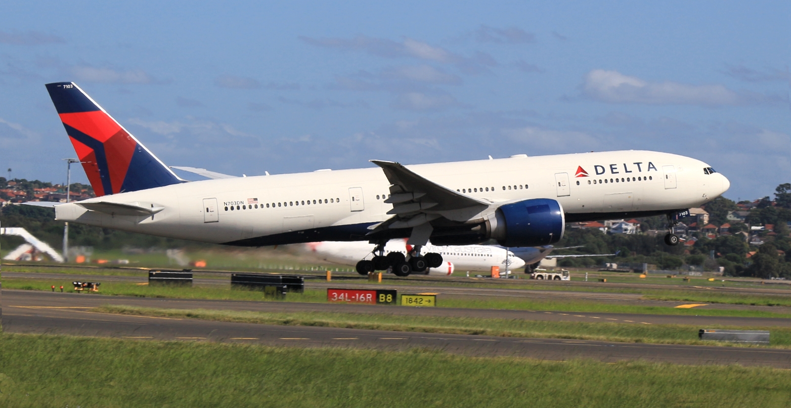 N703DN · Boeing 777-232 · (SYD / YSSY)