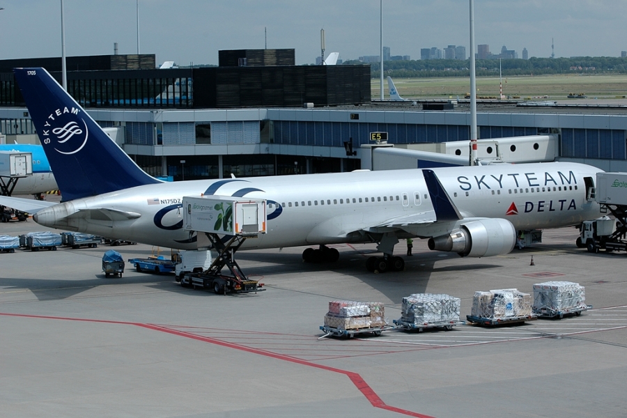 N175DZ · Boeing 767-332/ER · (AMS / EHAM)