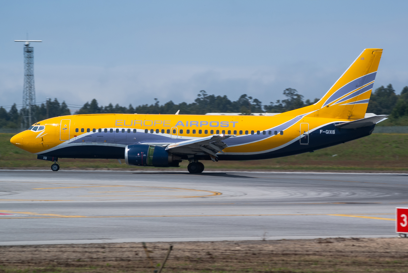 F-GIXB · Boeing 737-33A(QC) · (OPO / LPPR)