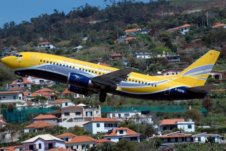 F-GZTA · Boeing 737-33V · (FNC / LPMA)