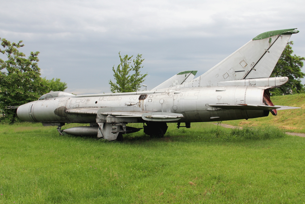 807 · Sukhoi Su-7BKL · (EPKC)