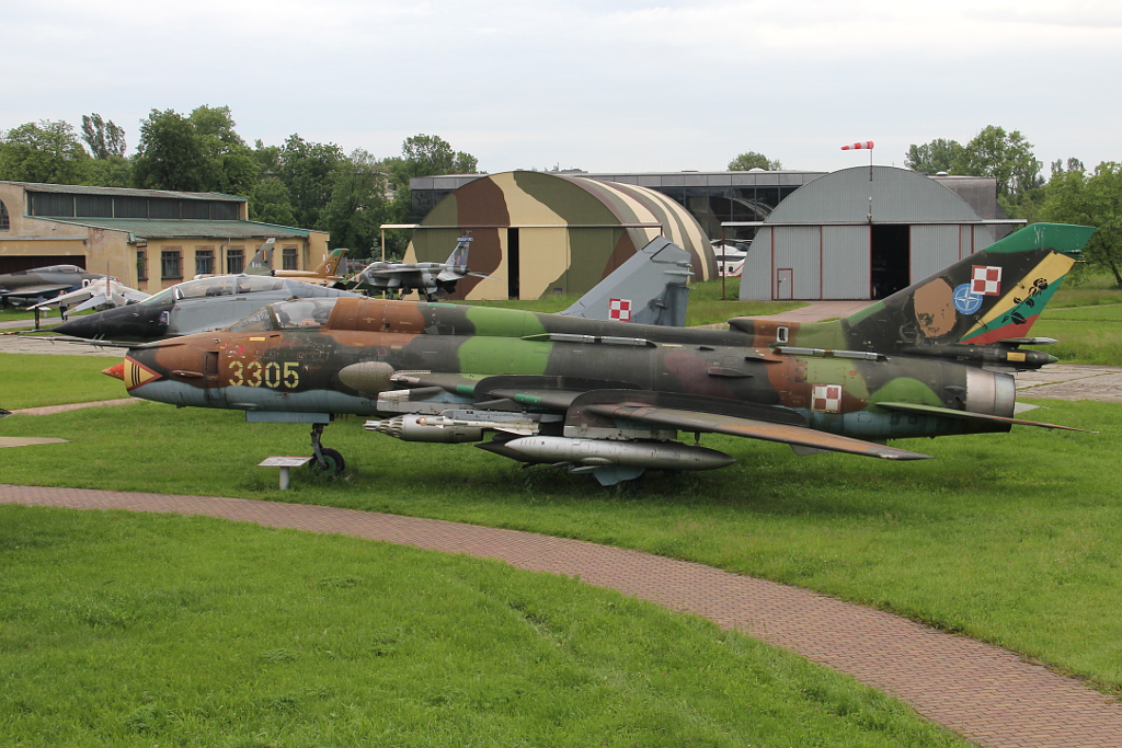 3305 · Sukhoi Su-22M4 · (EPKC)