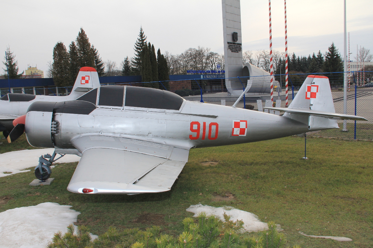 910 · PZL-Mielec TS-8 Bies · (EPDE)