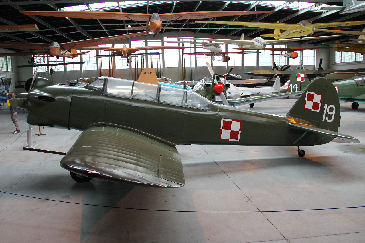 19 · Yakovlev Yak-18 · (EPKC)