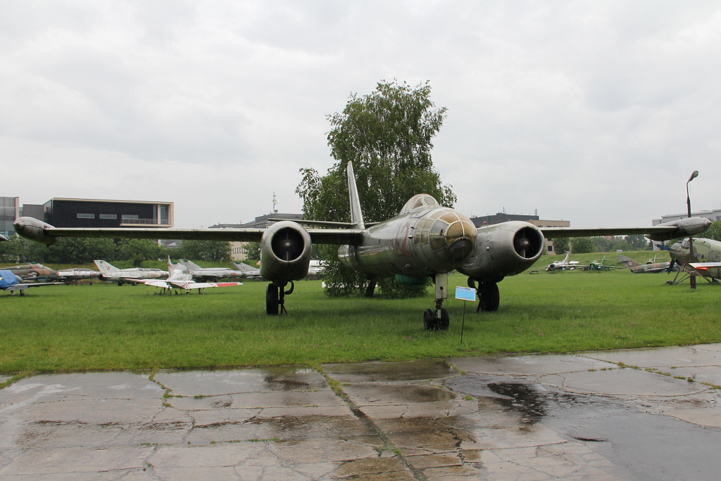 72 · Ilyushin Il-28R · (EPKC)