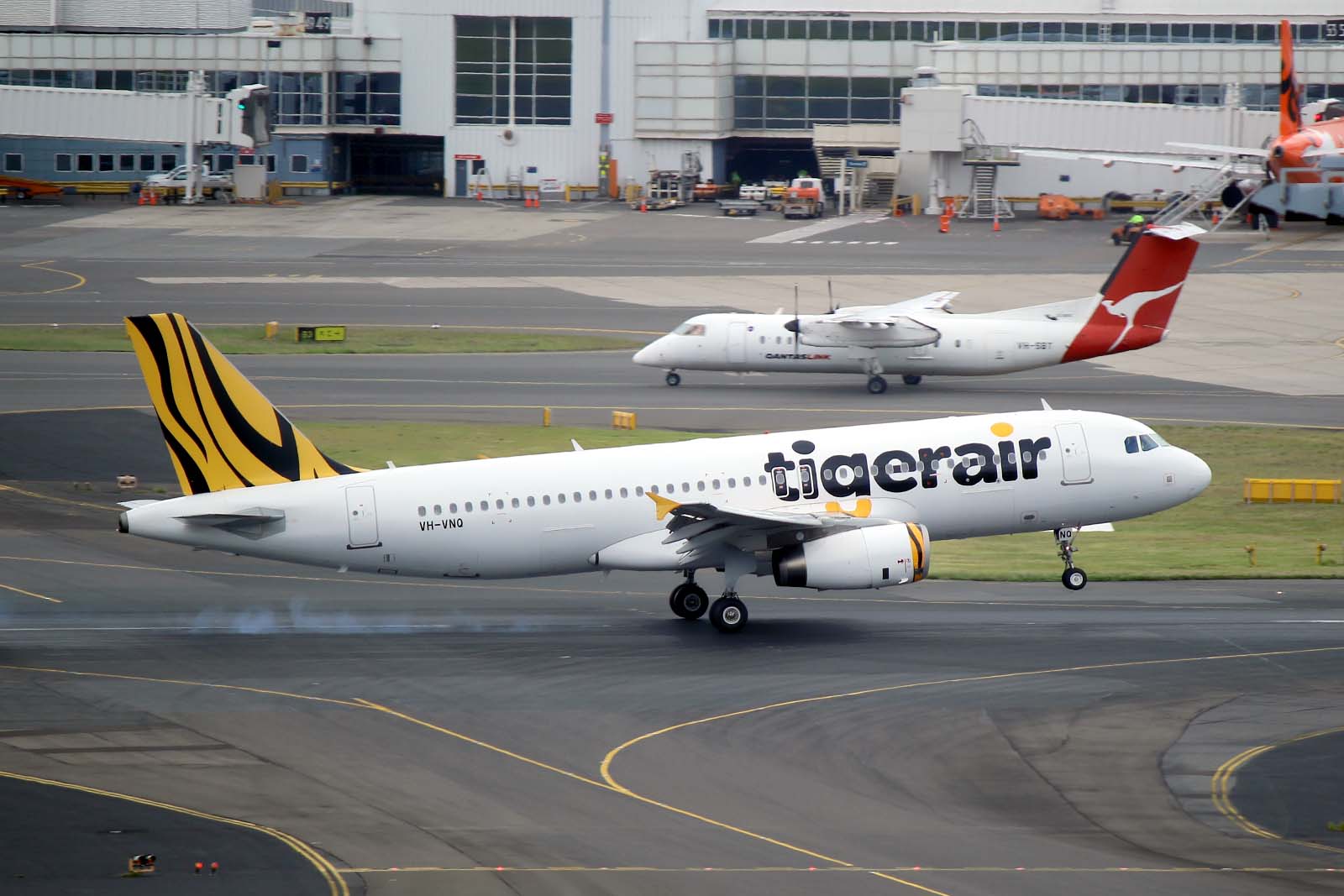 VH-VNQ · Airbus A320-232 · (SYD / YSSY)