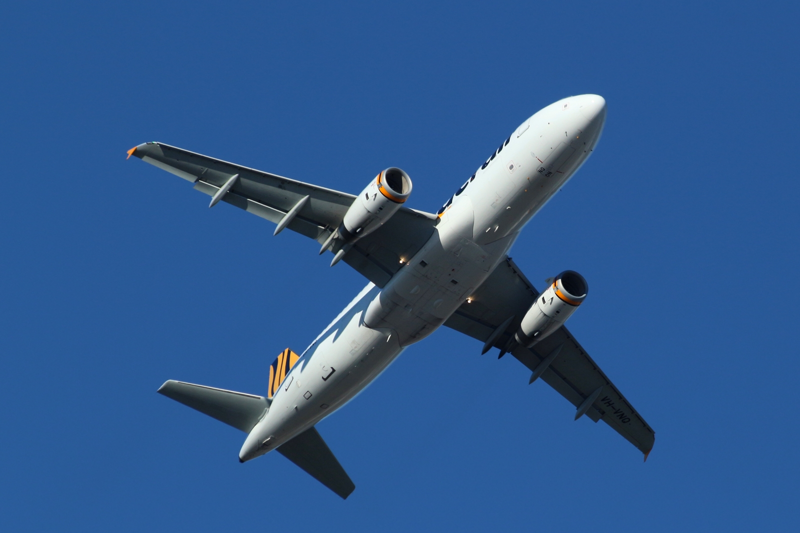VH-VNQ · Airbus A320-232 · (SYD / YSSY)