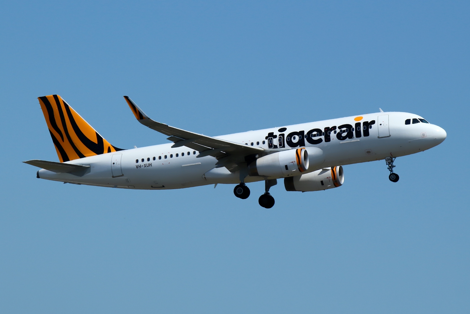 VH-XUH · Airbus A320-232 · (SYD / YSSY)