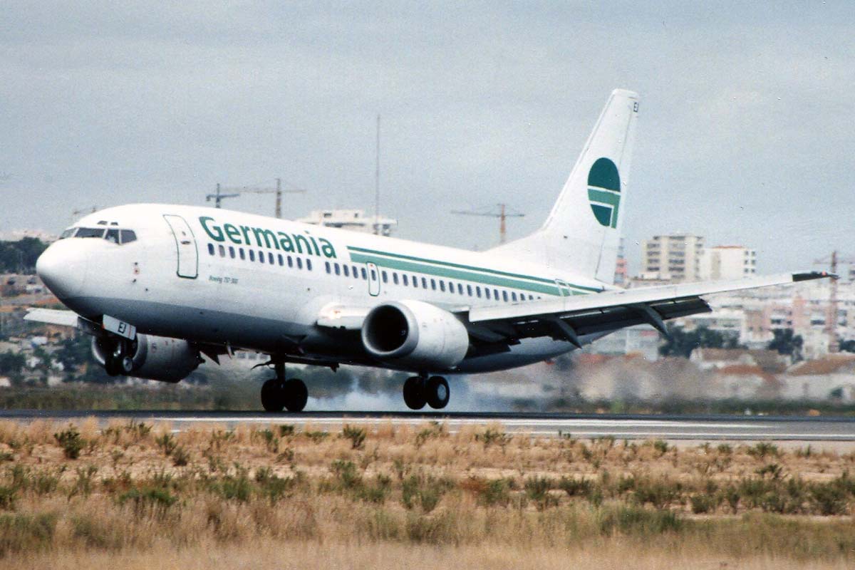 D-AGEJ · Boeing 737-3L9 · (FAO / LPFR)