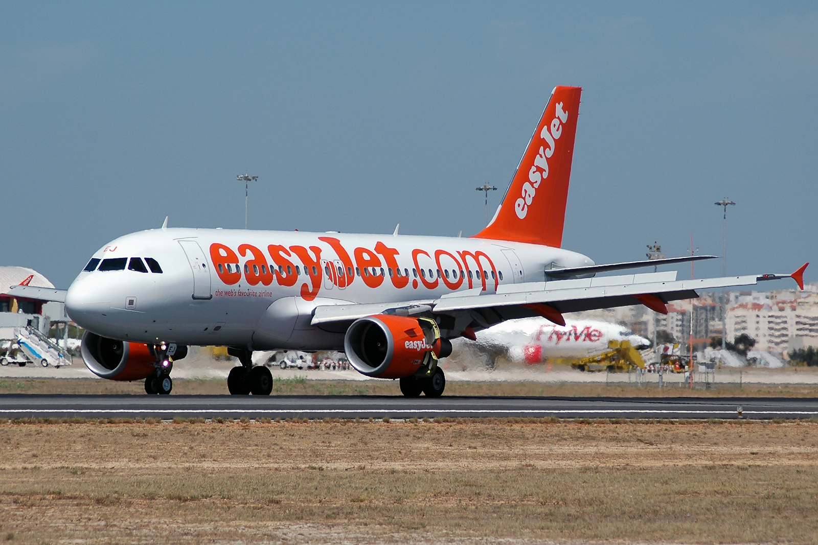 G-EZEJ · Airbus A319-111 · (FAO / LPFR)