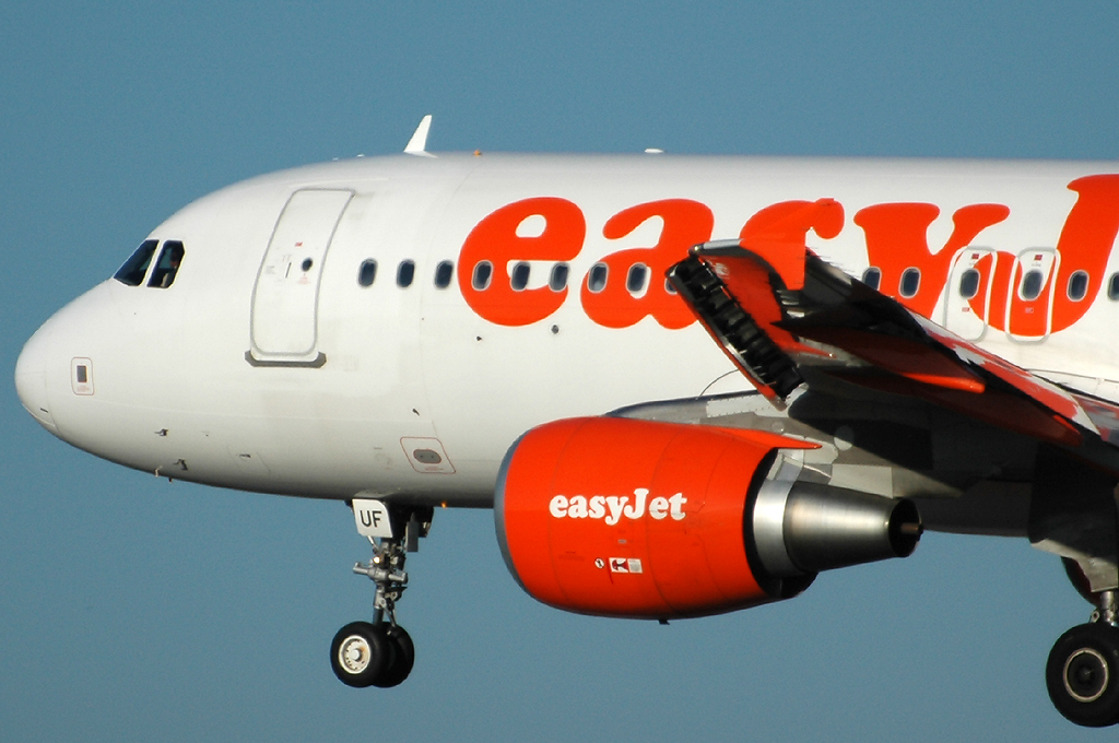 G-EZUF · Airbus A320-214 · (LIS / LPPT)