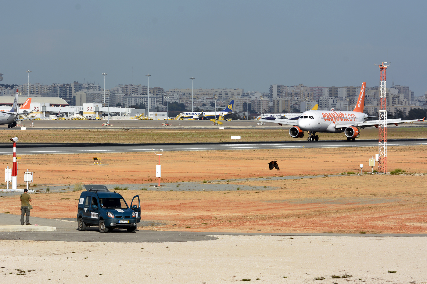 G-EZTH · Airbus A320-214 · (FAO / LPFR)