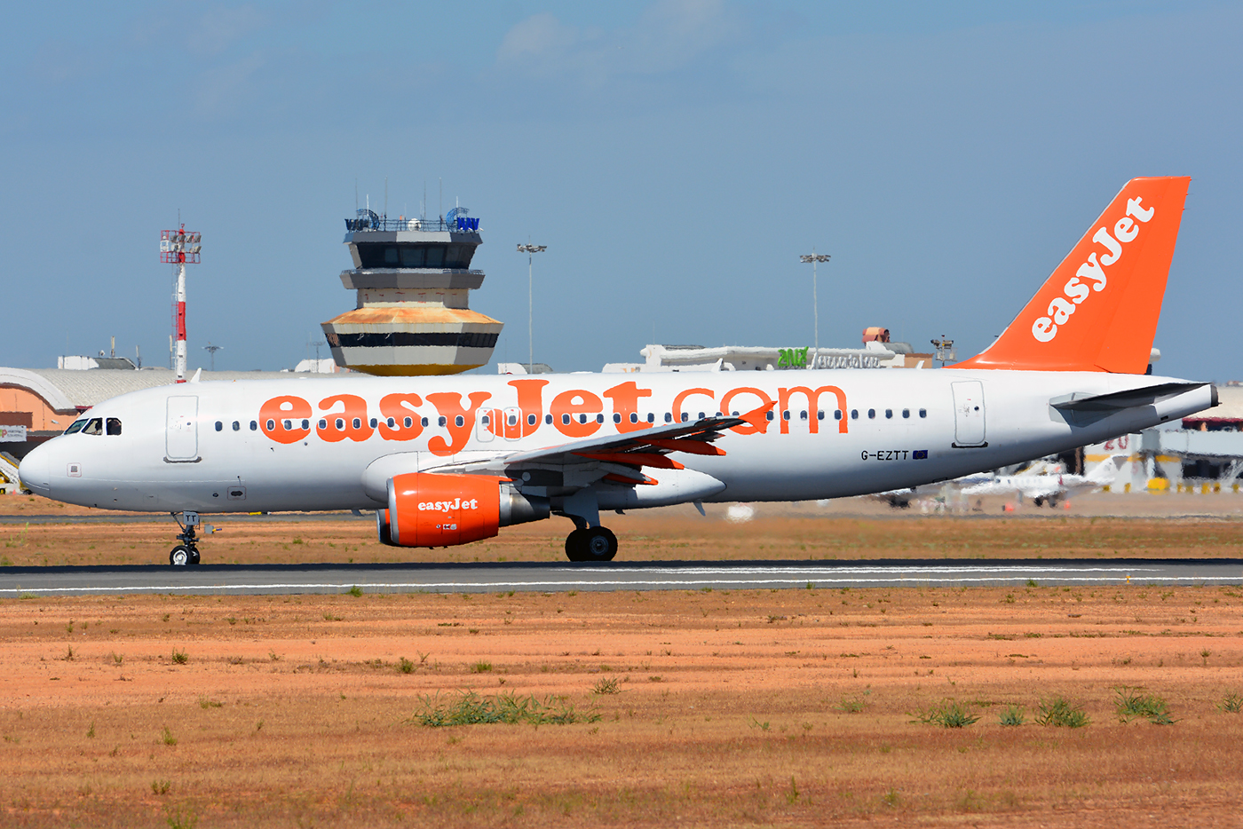 G-EZTT · Airbus A320-214 · (FAO / LPFR)