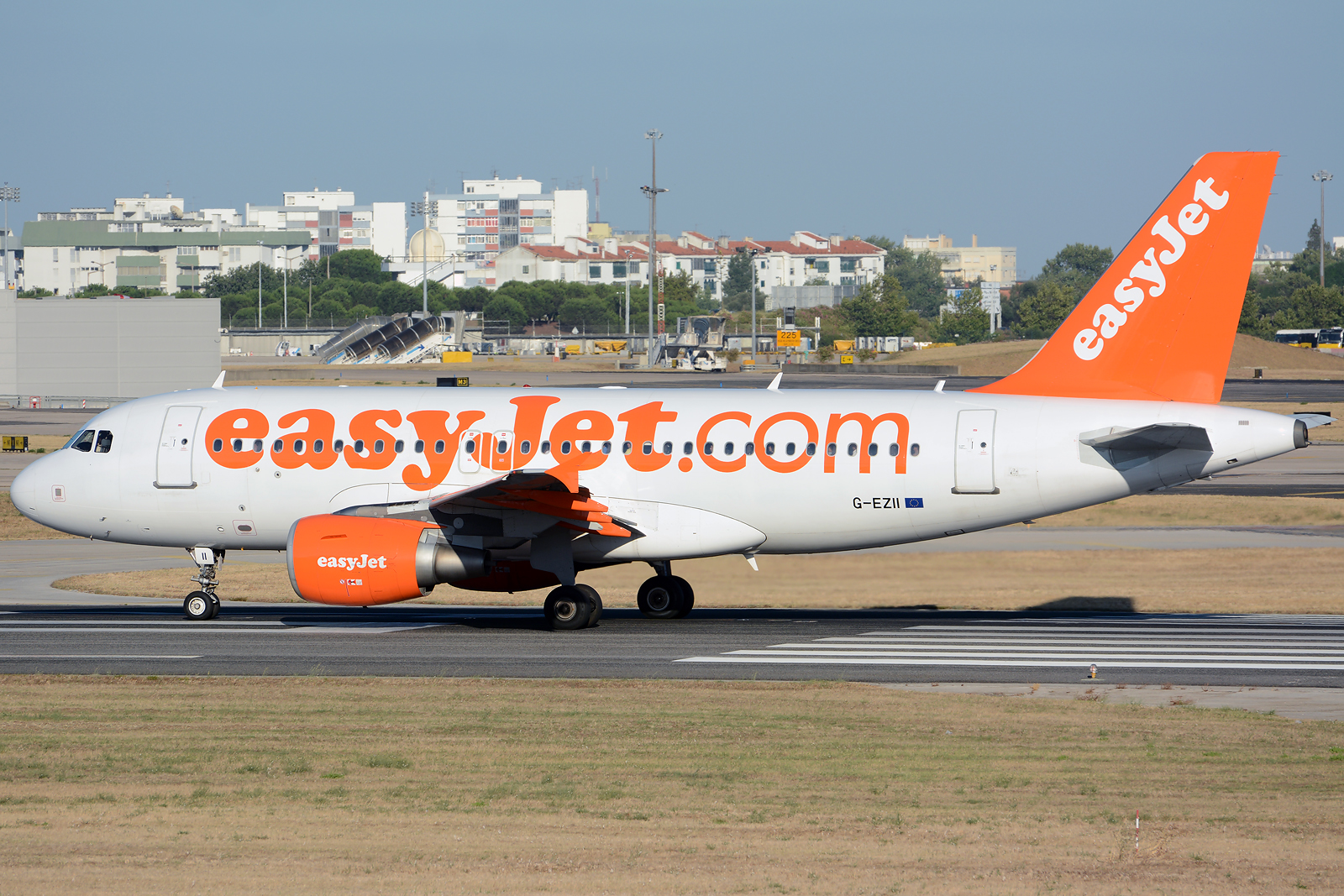G-EZII · Airbus A319-111 · (LIS / LPPT)