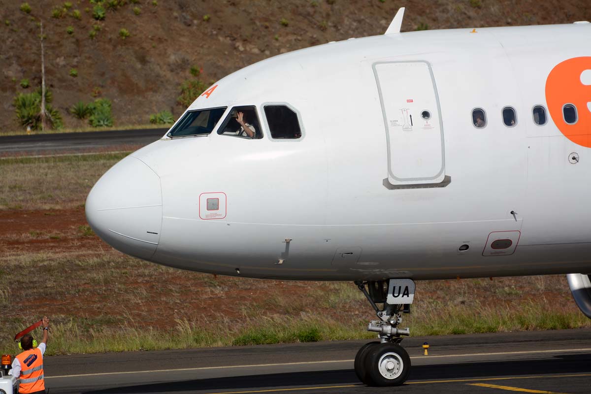 G-EZUA · Airbus A320-214 · (FNC / LPMA)