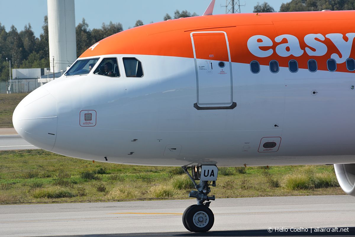 G-EZUA · Airbus A320-214 · (OPO / LPPR)