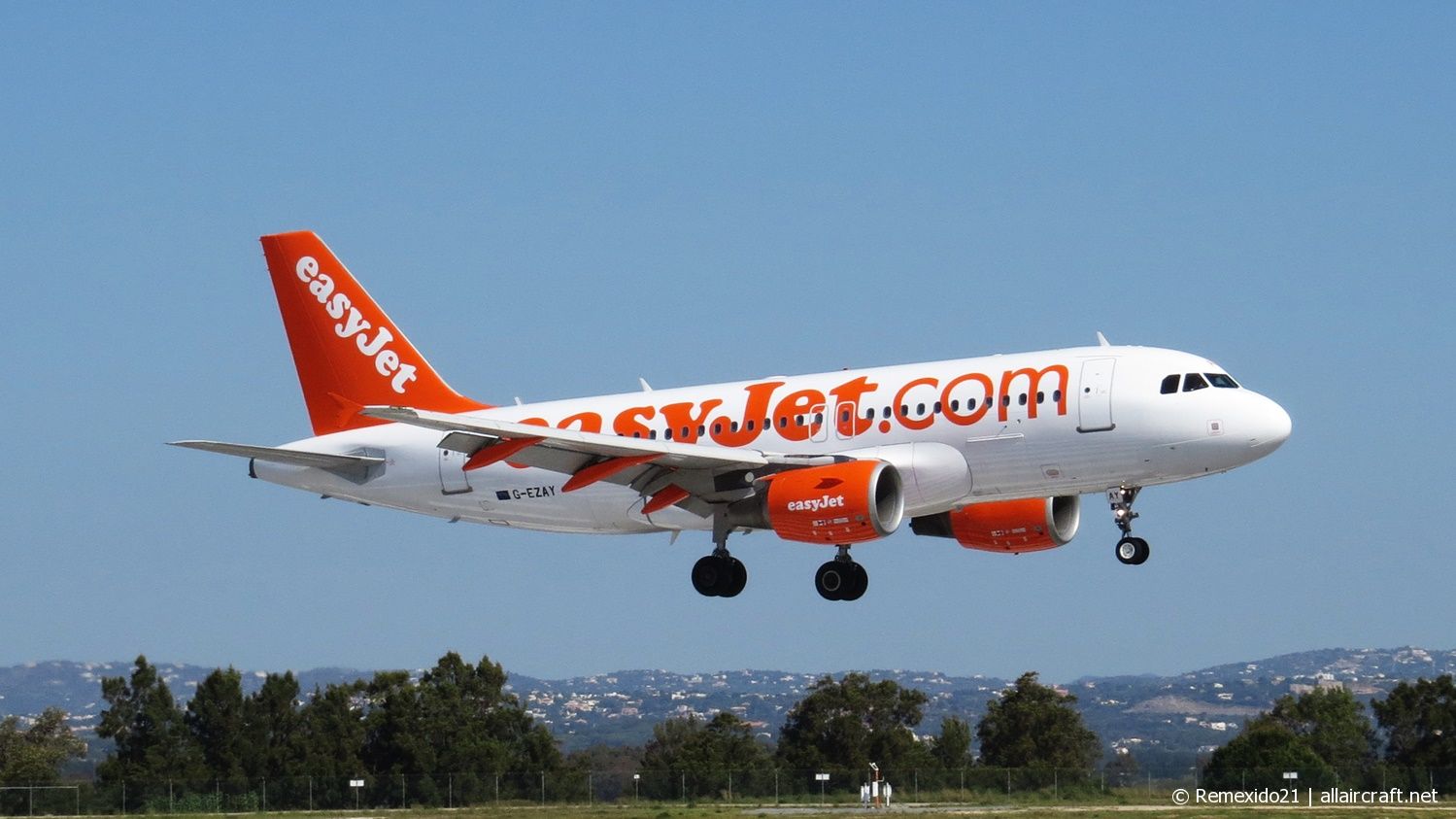 G-EZAY · Airbus A319-111 · (FAO / LPFR)