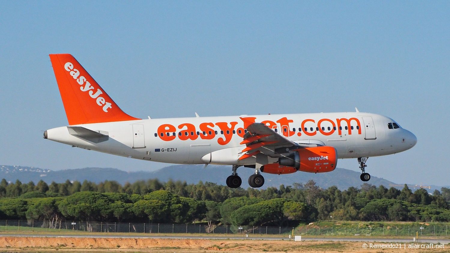 G-EZIJ · Airbus A319-111 · (FAO / LPFR)