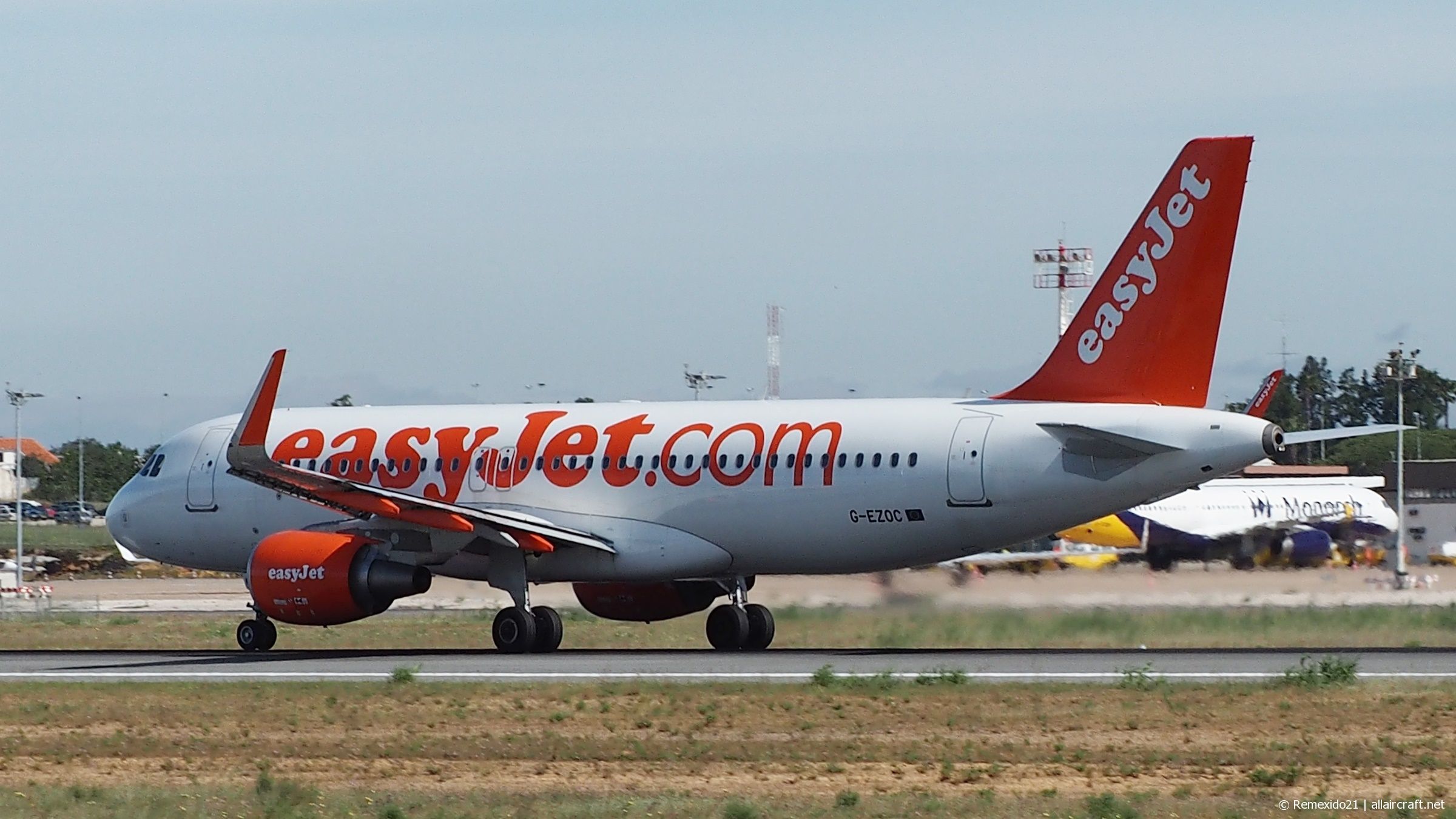 G-EZOC · Airbus A320-214(WL) · (FAO / LPFR)