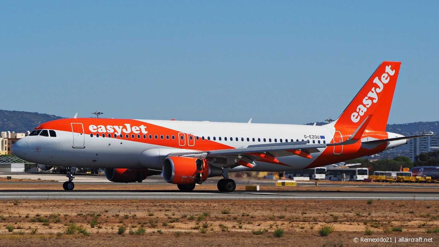 G-EZOU · Airbus A320-214(WL) · (FAO / LPFR)