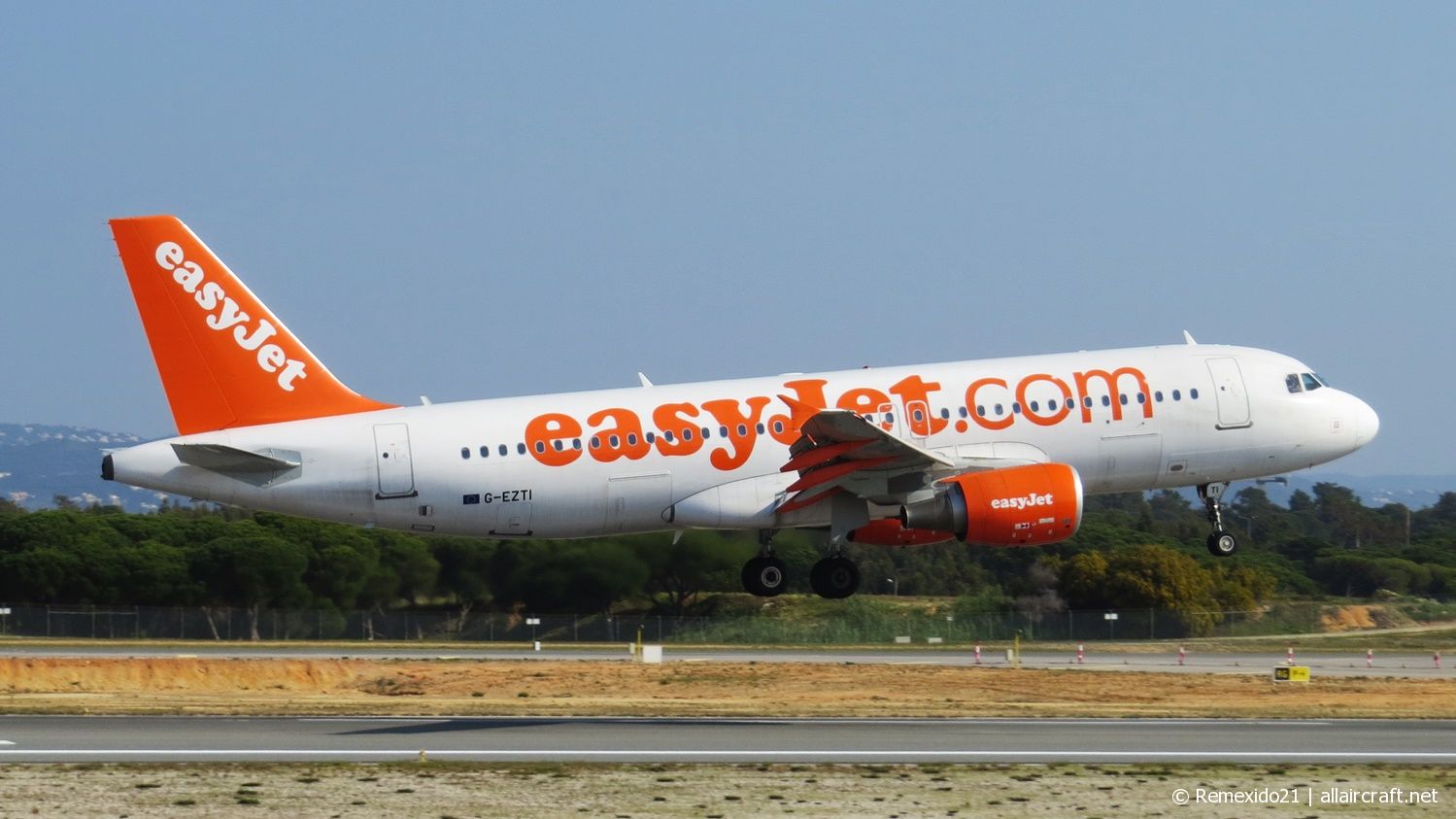 G-EZTI · Airbus A320-214 · (FAO / LPFR)