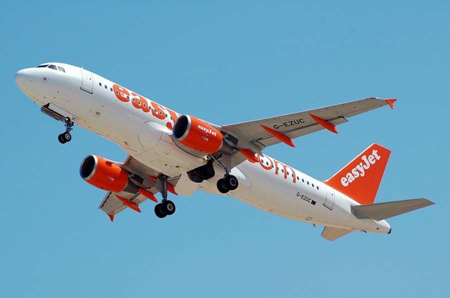 G-EZUC · Airbus A320-214 · (FAO / LPFR)