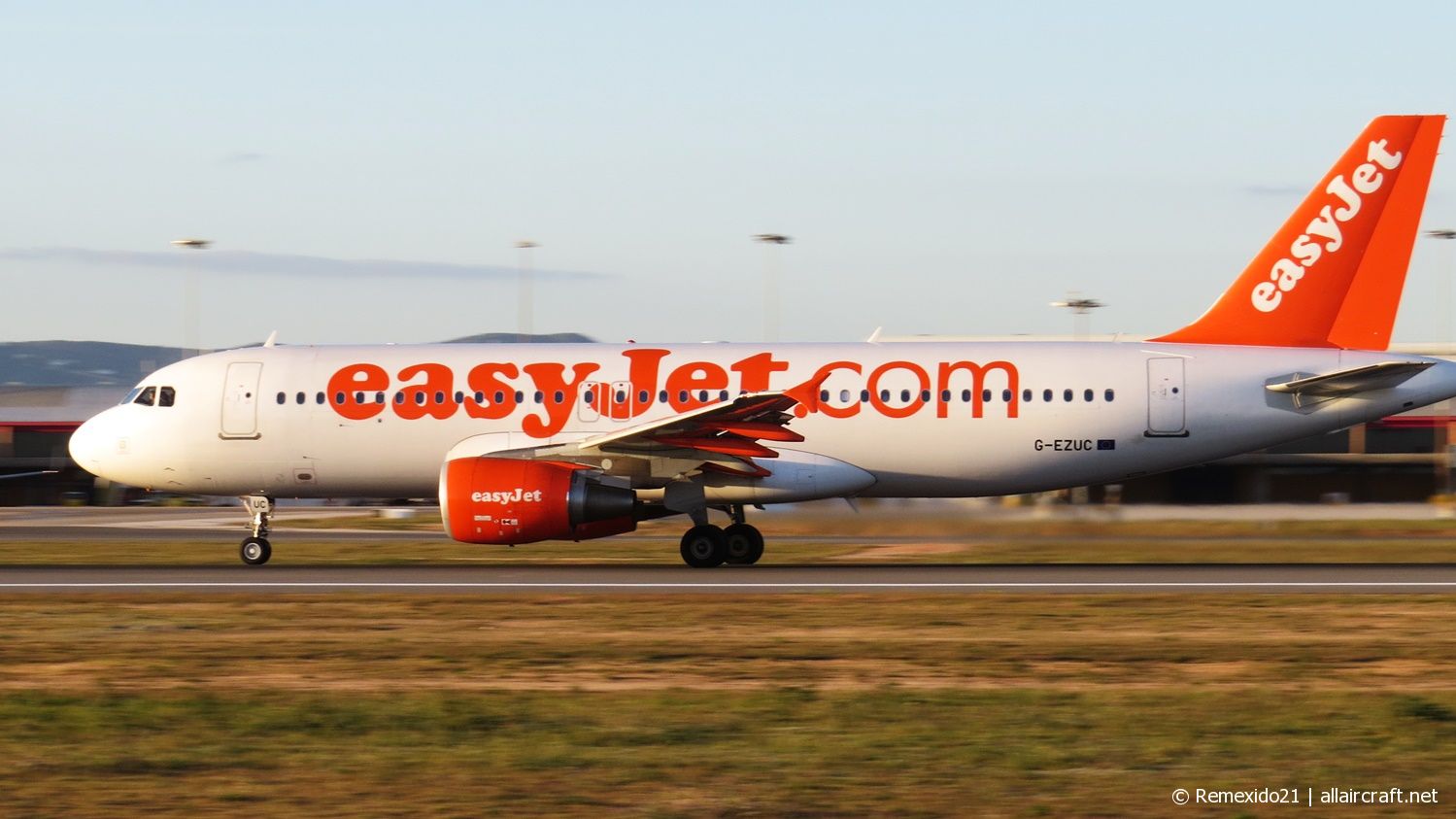 G-EZUC · Airbus A320-214 · (FAO / LPFR)