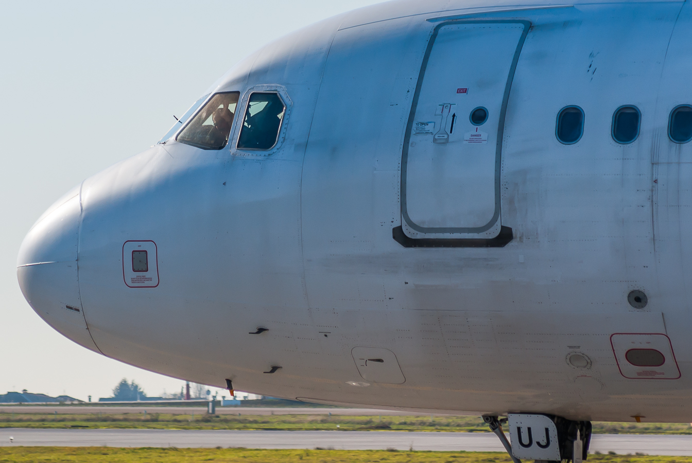 G-EZUJ · Airbus A320-214 · (OPO / LPPR)