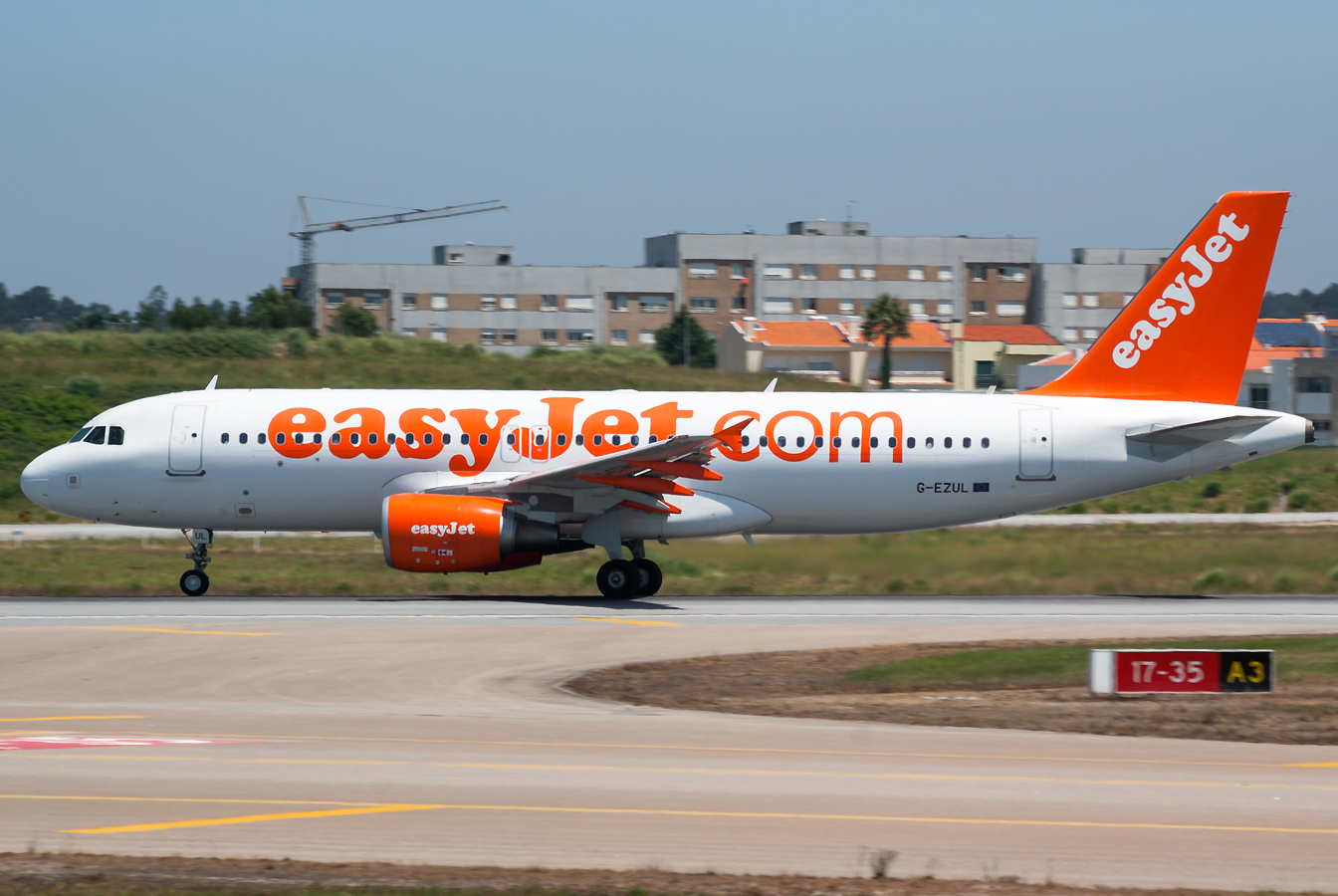 G-EZUL · Airbus A320-214 · (OPO / LPPR)