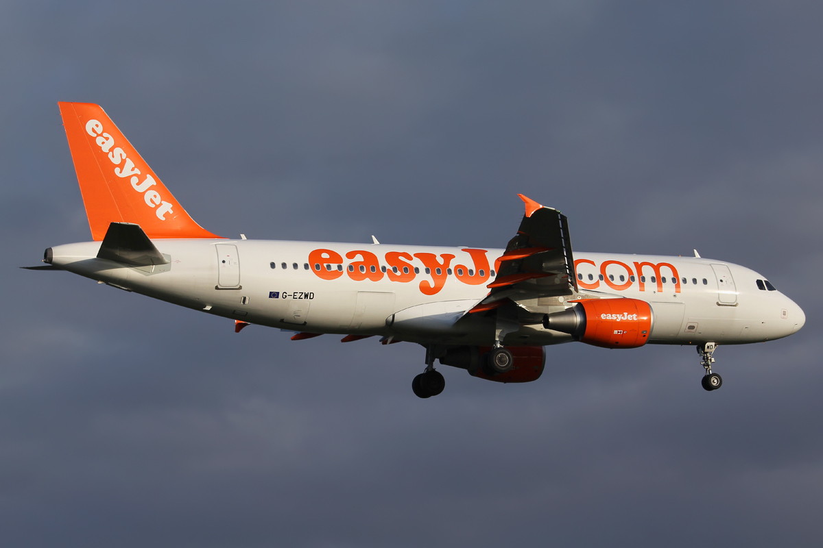 G-EZWD · Airbus A320-214 · (PSA / LIRP)