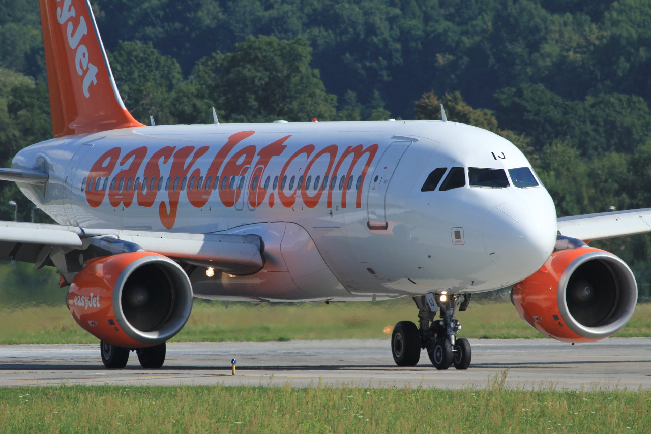 G-EZIJ · Airbus A319-111 · (KRK / EPKK)