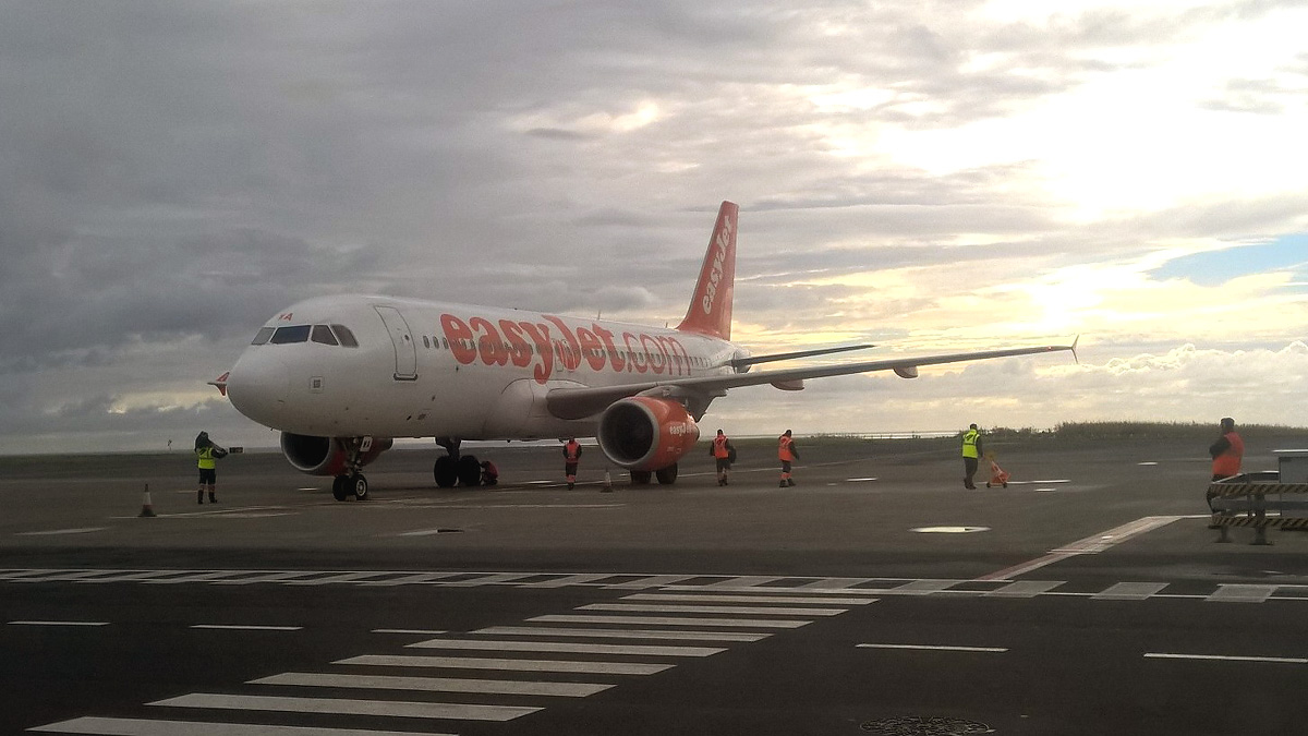 G-EZWA · Airbus A320-214 · (PDL / LPPD)
