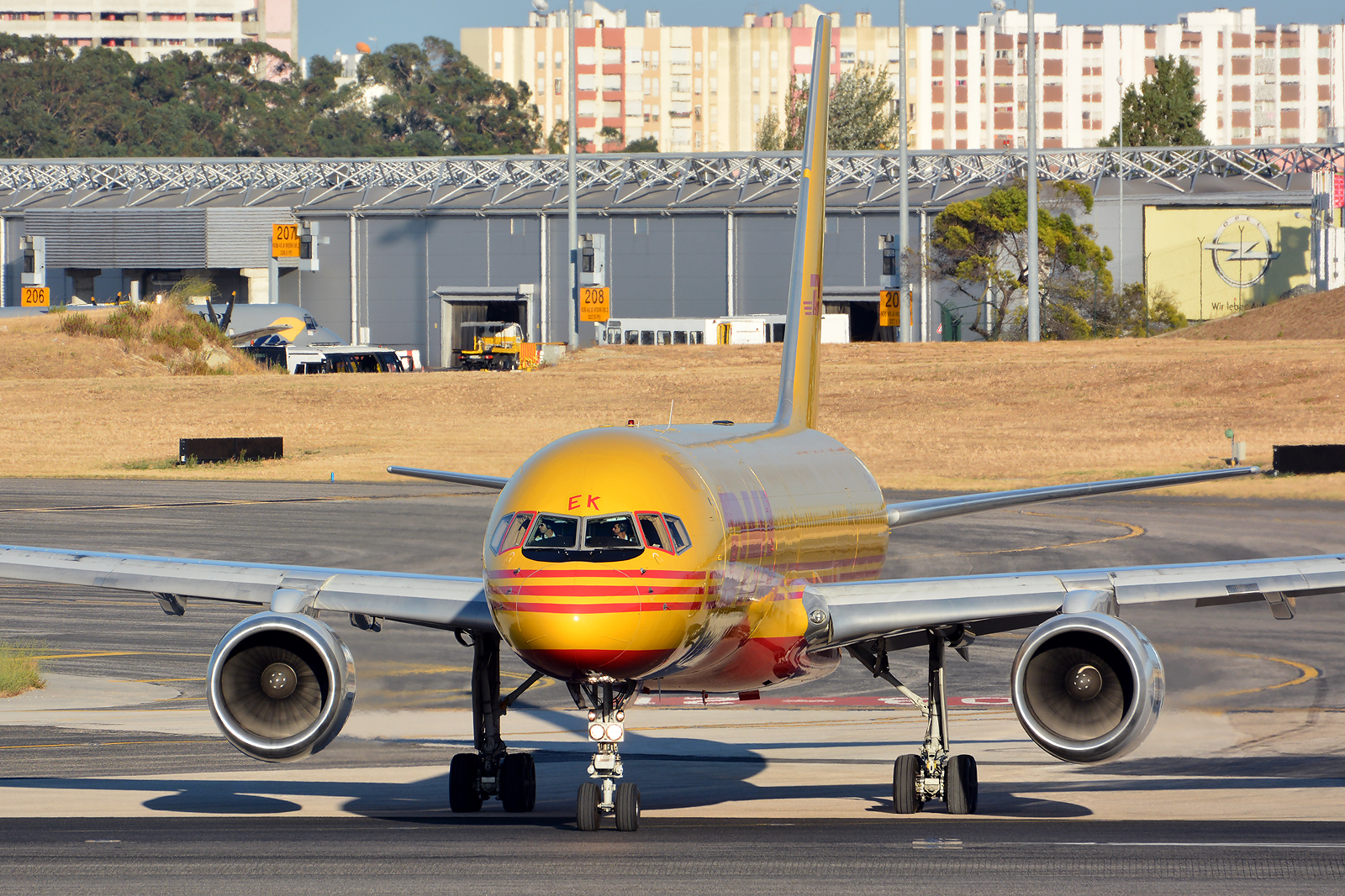 D-ALEK · Boeing 757-236(SF) · (LIS / LPPT)
