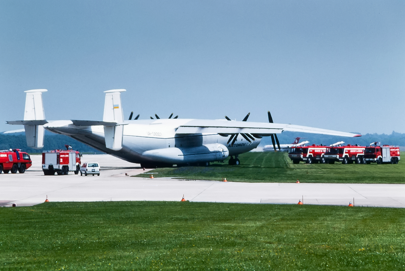 UR-09307 · Antonov An-22A · (GVA / LSGG)