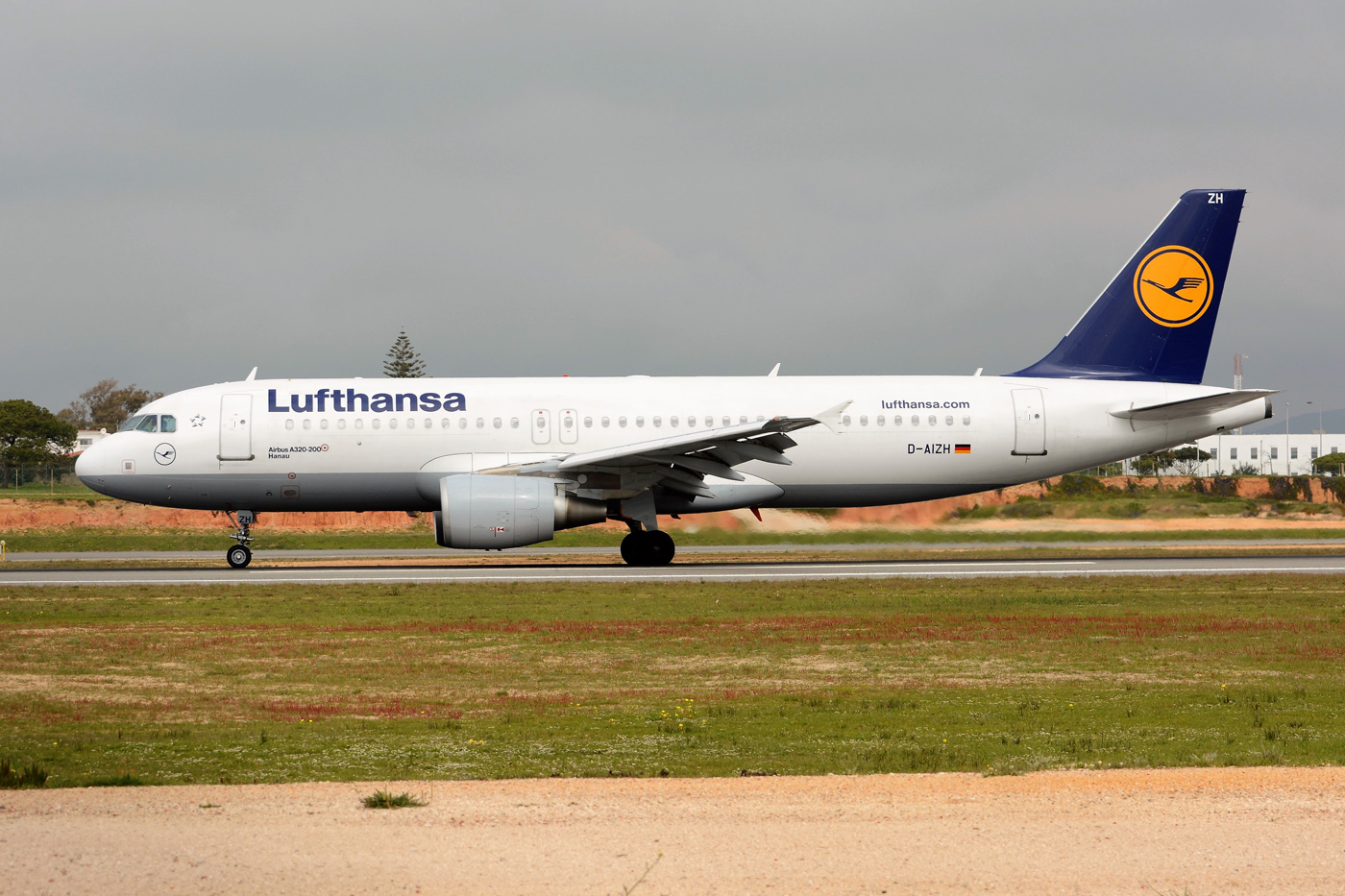 D-AIZH · Airbus A320-214 · (FAO / LPFR)