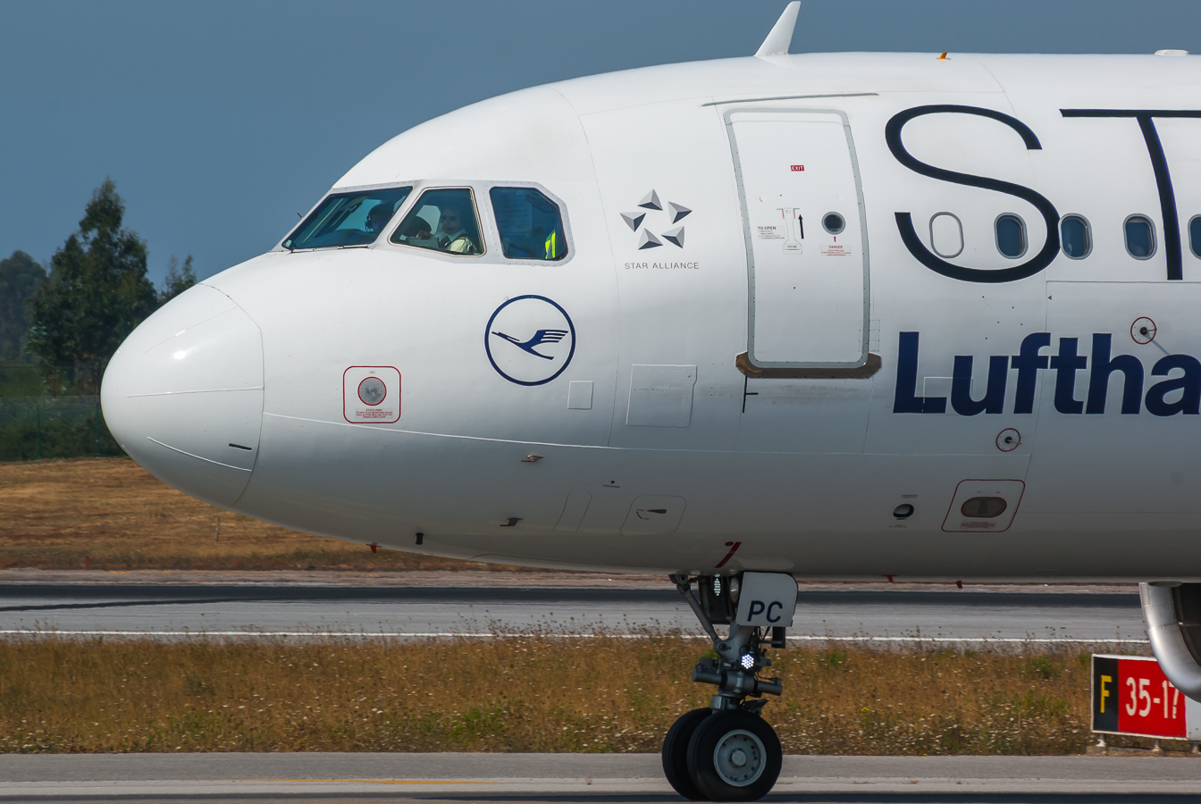 D-AIPC · Airbus A320-211 · (OPO / LPPR)