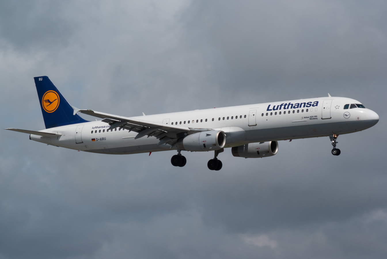 D-AIRU · Airbus A321-131 · (OPO / LPPR)