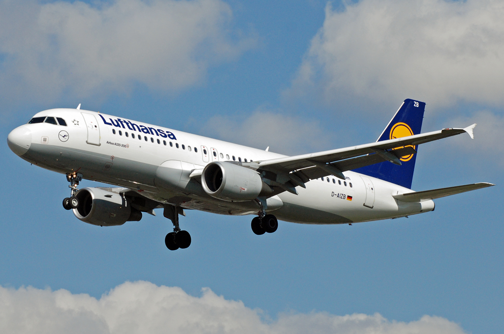 D-AIZB · Airbus A320-214 · (LHR / EGLL)
