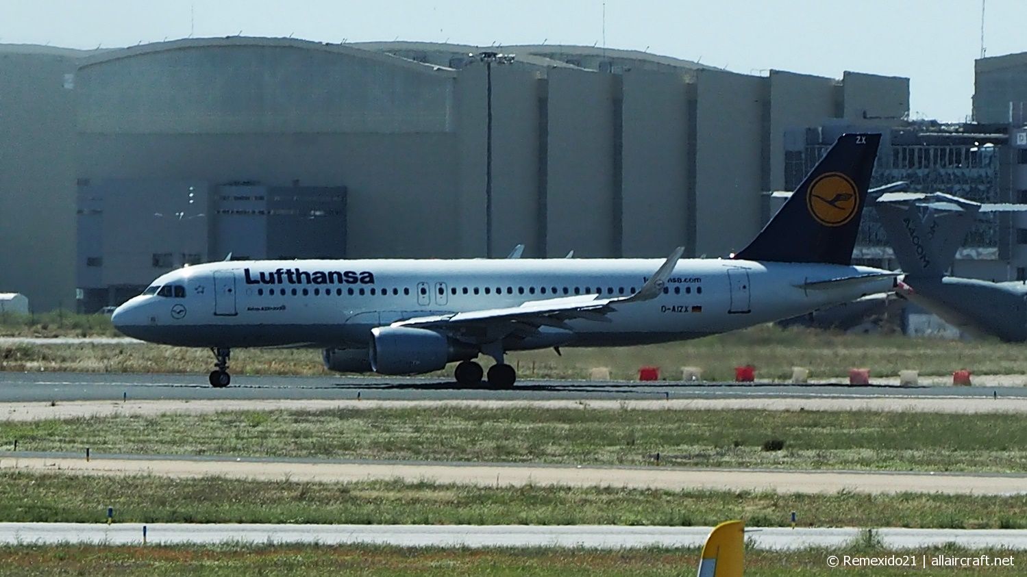 D-AIZX · Airbus A320-214 · (SVQ / LEZL)