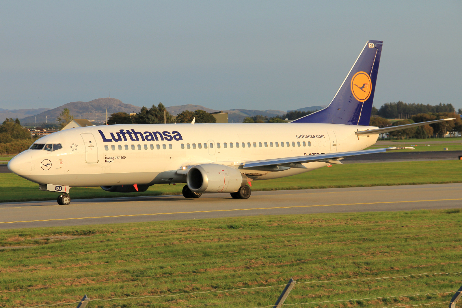 D-ABED · Boeing 737-330 · (SVG / ENZV)