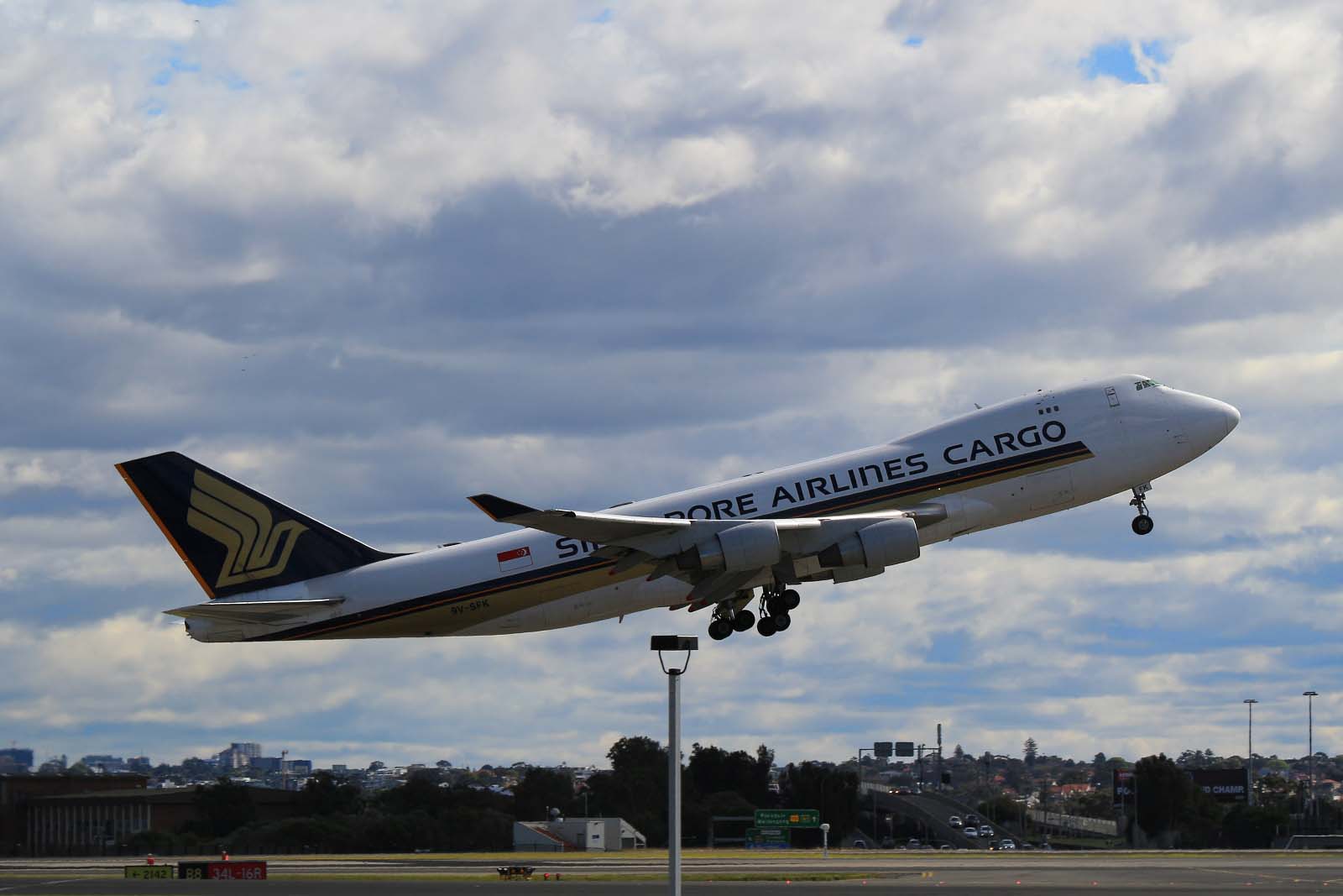 9V-SFK · Boeing 747-412F · (SYD / YSSY)