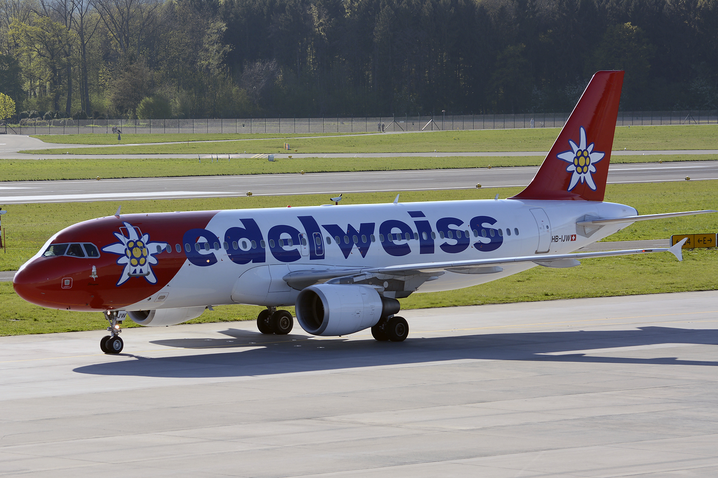 HB-IJW · Airbus A320-214 · (ZRH / LSZH)