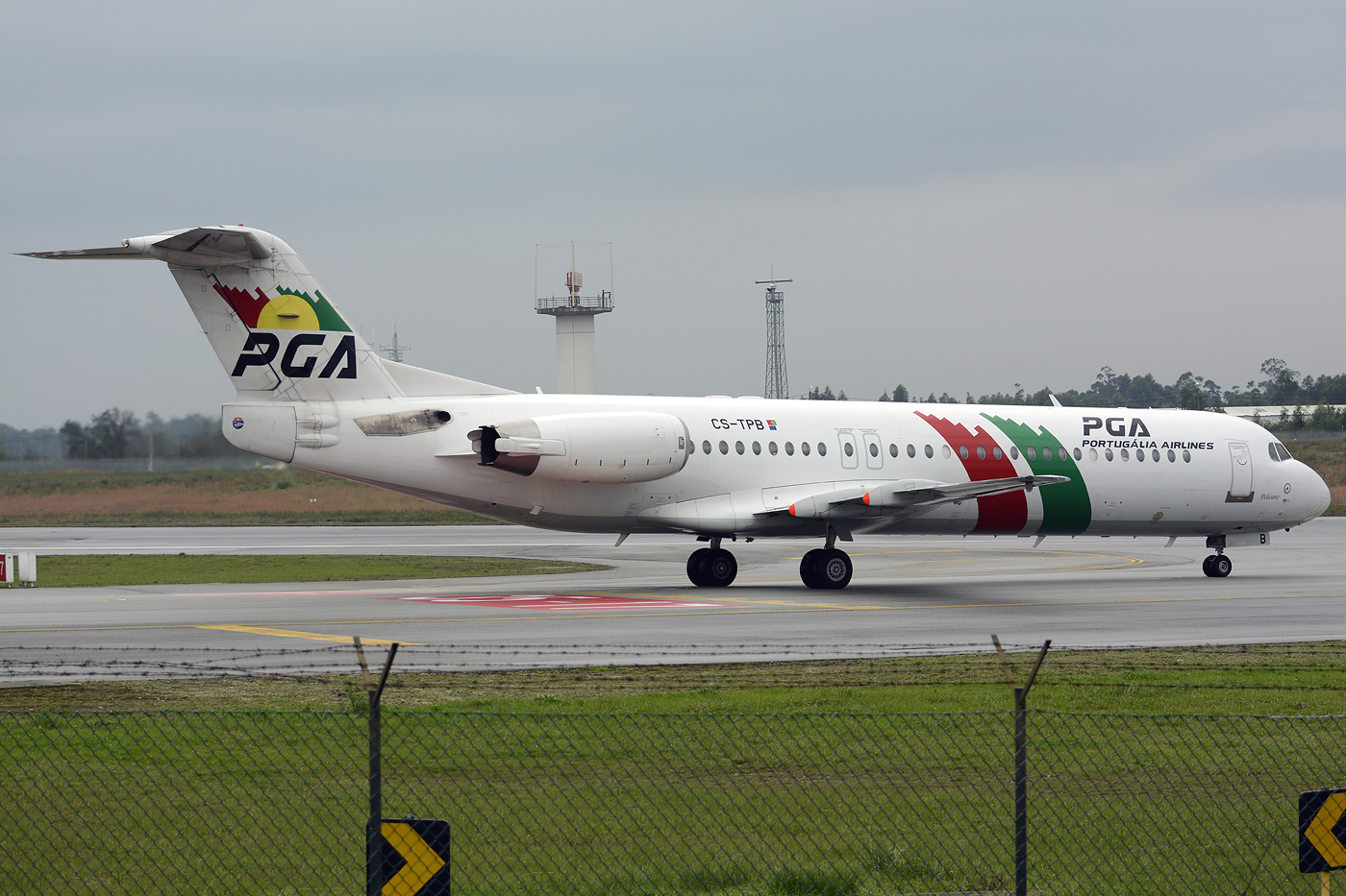 CS-TPB · Fokker 100 · (OPO / LPPR)