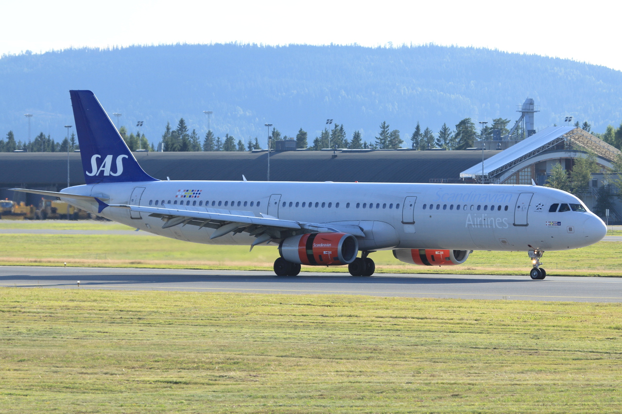 OY-KBL · Airbus A321-232 · (OSL / ENGM)