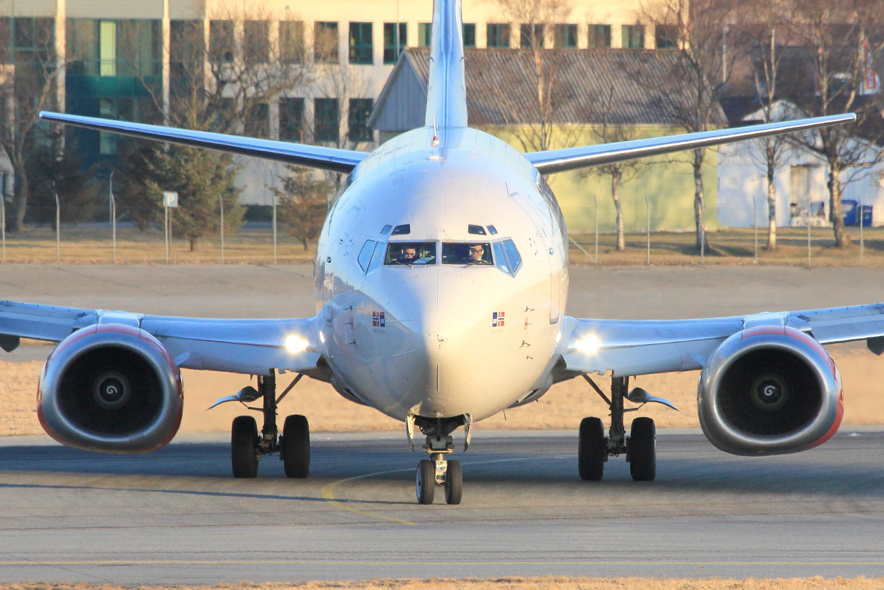 LN-BUE · Boeing 737-505 · (SVG / ENZV)