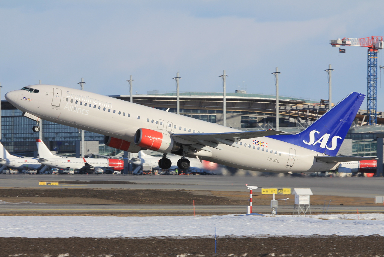 LN-RPL · Boeing 737-883 · (OSL / ENGM)